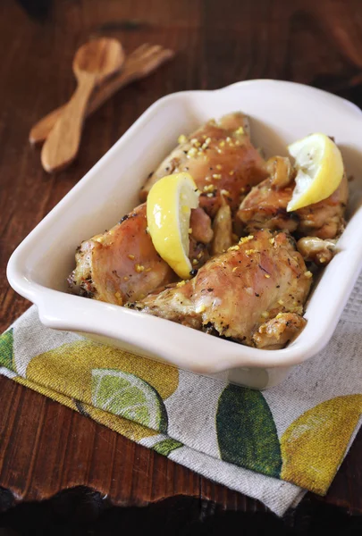 Gegrilltes Huhn mit Zitronen- und Zitronenschale — Stockfoto