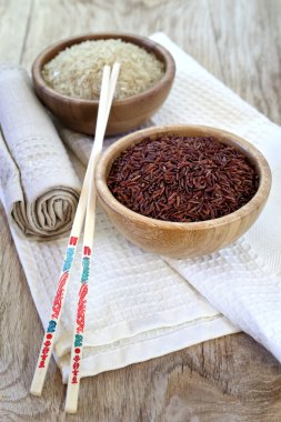 Kahverengi ve beyaz çiğ pirinç, yemek çubukları