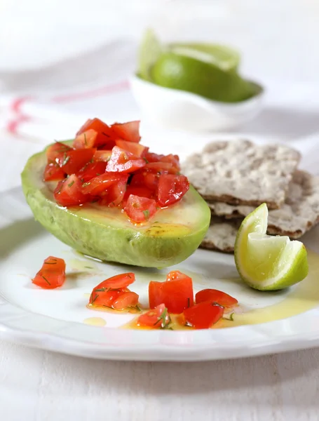 Gefüllte Tomaten mit Avocado — Stockfoto