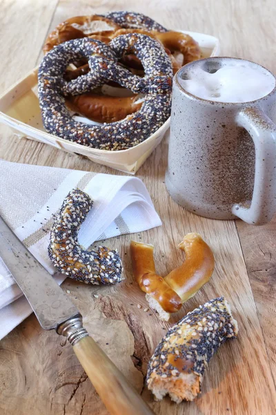 Bretzels alsacianos y jarra de cerveza — Foto de Stock