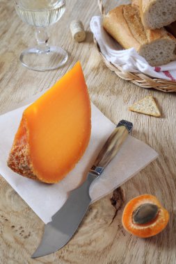 Mimolette peynir, baget ve bardağı