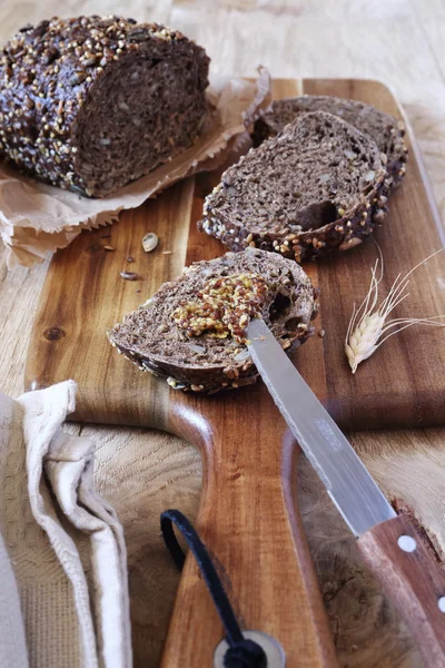 Pão preto francês e mostarda de grão — Fotografia de Stock