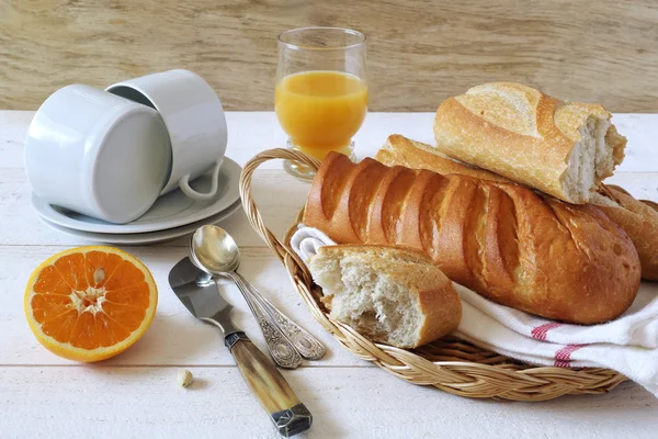 Сніданок з багетом та апельсином — стокове фото