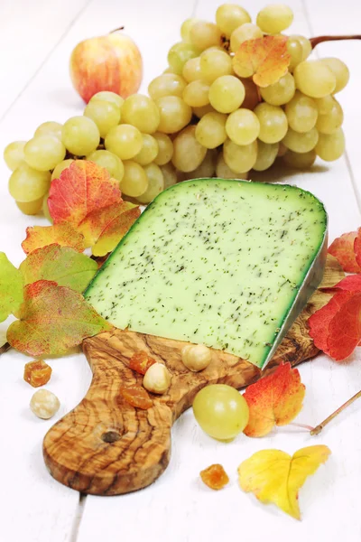 Groene komijn pesto kaas, druivenmost en herfst bladeren — Stockfoto