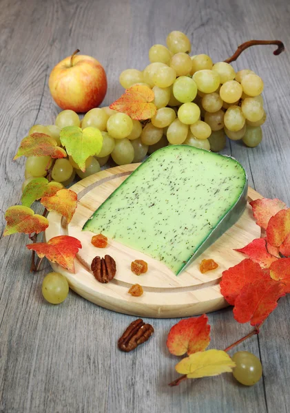 Groene komijn pesto kaas, druivenmost en herfst bladeren — Stockfoto