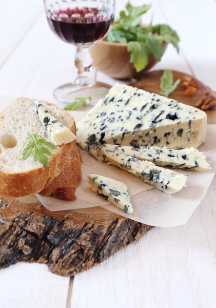 Roquefort Blauschimmelkäse und Weinglas — Stockfoto