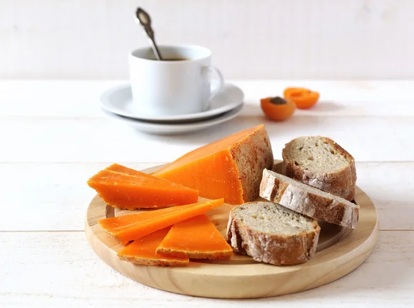 Queso Mimolette, pan y taza de café — Foto de Stock