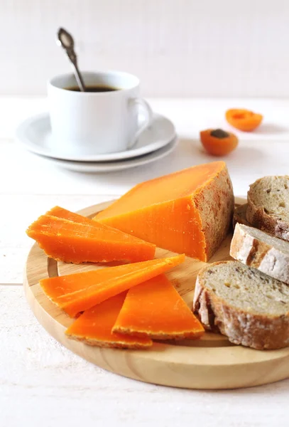 Francouzský sýr, chleba a šálek kávy — Stock fotografie
