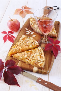 Elmalı tart, renkli yaprakları ve bardağı 