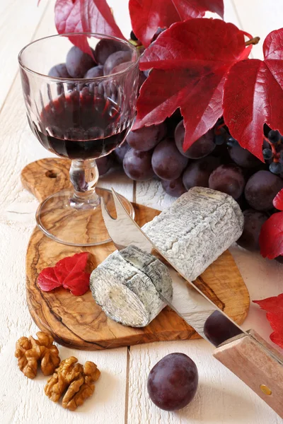 Французский голубой сыр, красный виноград, алые листья и вино — стоковое фото
