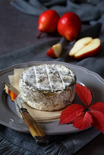 Queso francés con leche de vaca y peras rojas — Foto de Stock