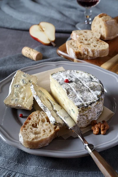 Сырные тарелки, сыр, осенние листья и бокал вина — стоковое фото