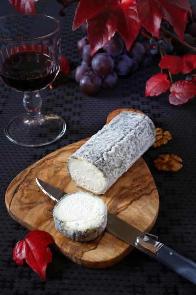 Frans blauwe kaas, rode druiven en wijnglas — Stockfoto