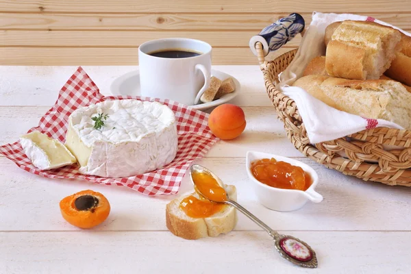 Τυρί καμαμπέρ, μπαγκέτα, μαρμελάδα βερίκοκο και φλιτζάνι καφέ — Φωτογραφία Αρχείου