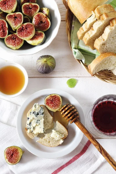 Ripe figs, blue cheese, baguette and wineglass — Stock Photo, Image