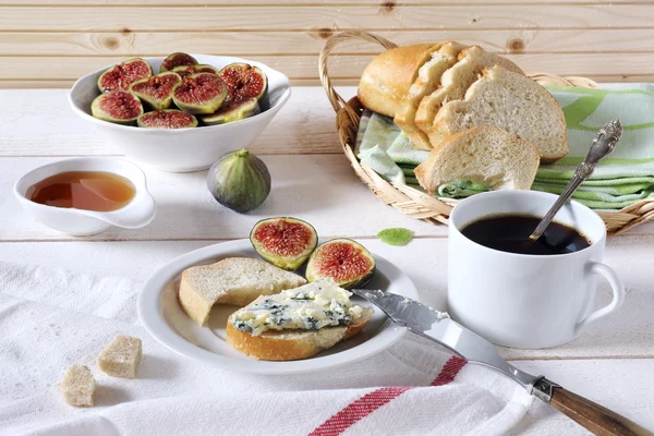 Ripe figs, blue cheese, baguette and cup of coffe — Stock Photo, Image