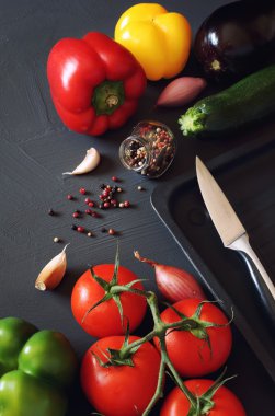 Siyah arka plan üzerine farklı taze sebze