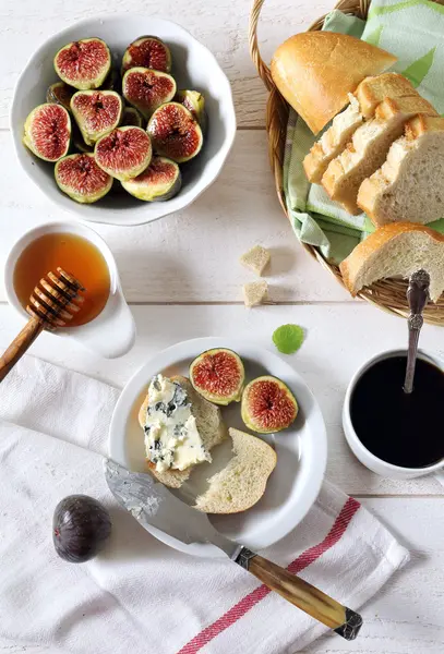 Ripe figs, blue cheese, baguette and cup of coffee — Stock Photo, Image