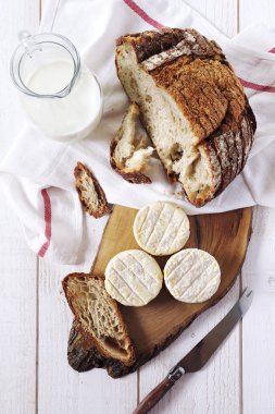 Keçi peyniri ve ülke ekmek