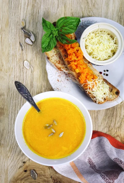 Морквяний суп з хлібом зверху — стокове фото