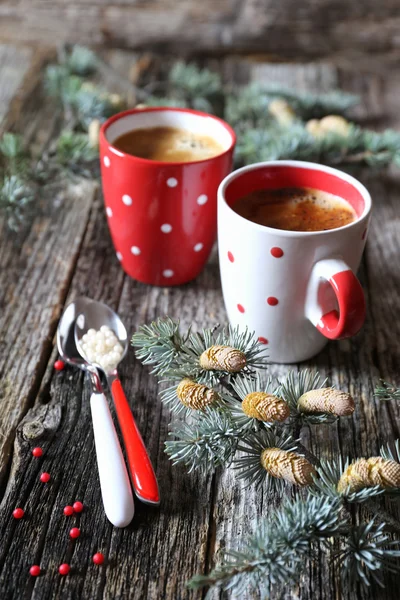 Две чашки кофе в новогоднем украшении — стоковое фото
