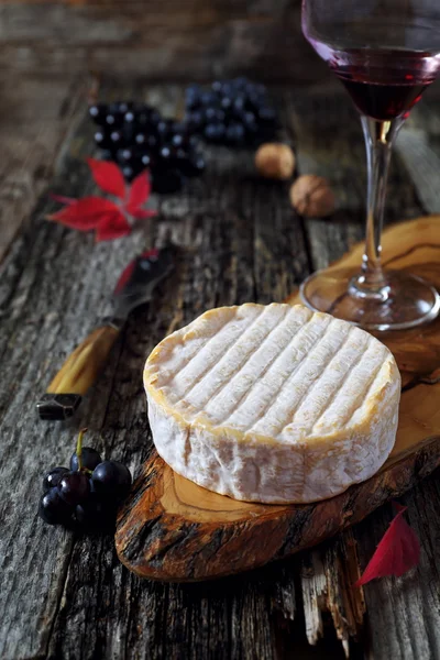 Hrozny, francouzský sýr a sklenice na víno — Stock fotografie