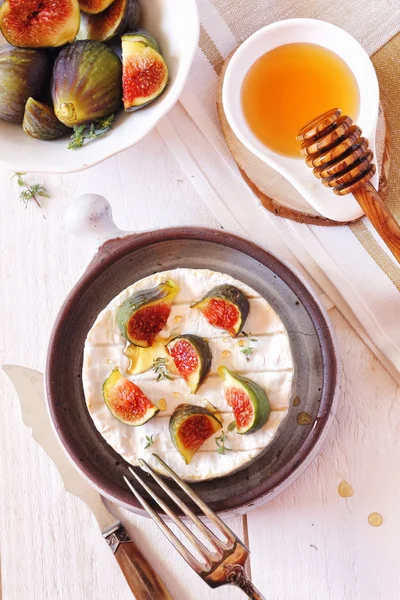 Figs, Camembert cheese and honey — Stock Photo, Image
