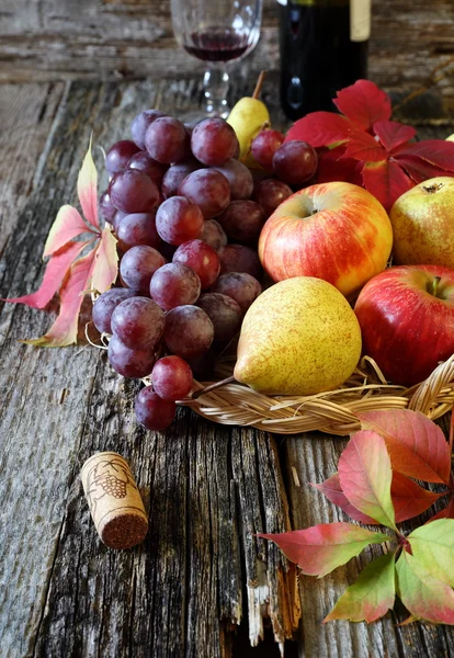 Осенний фрукт с фруктами и красным вином — стоковое фото