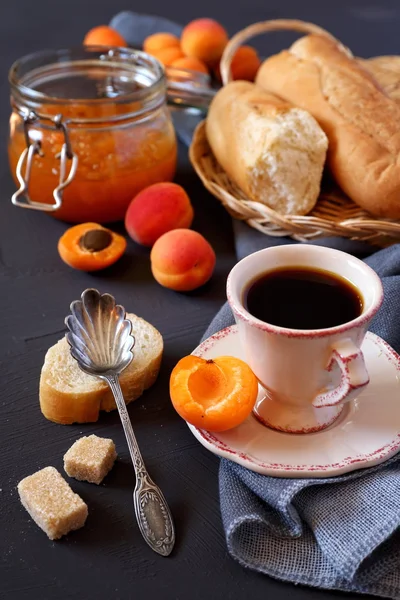 Βερίκοκα, μαρμελάδα βερίκοκο και φλιτζάνι καφέ — Φωτογραφία Αρχείου