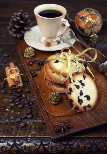 Cup of coffee and chocolate chip cookies — Stock Photo, Image