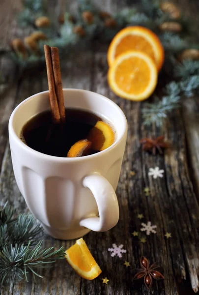 Bevanda calda invernale con cannella e arancia — Foto Stock