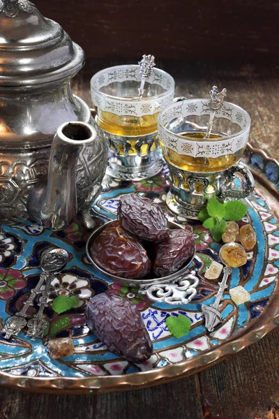 Рамадан: стиглі дати та зелений чай — стокове фото
