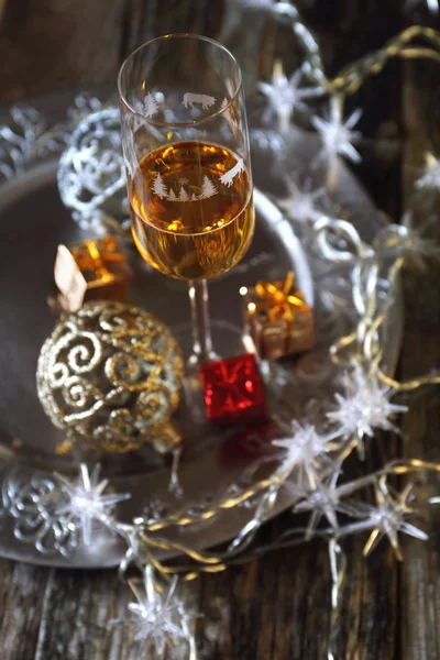 Новий рік дух: келих шампанського і Новорічне прикраса — стокове фото
