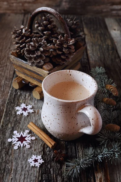 Новогоднее настроение: молочный кофе и сосновые шишки — стоковое фото
