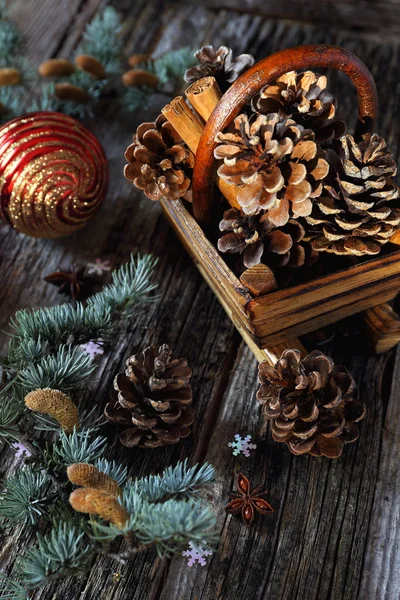 Cesta de Año Nuevo con palitos de canela y conos de pino — Foto de Stock