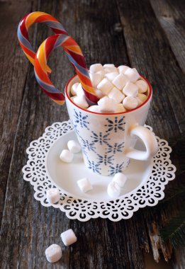 Sıcak çikolata ve şeker ile yılbaşı kupa