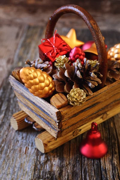 Cesta de Navidad con decoraciones de árbol de Año Nuevo y conos de pino — Foto de Stock