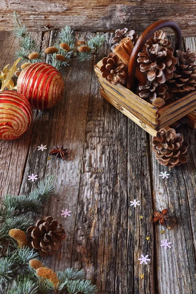 Cesta de Año Nuevo con palitos de canela y conos de pino — Foto de Stock