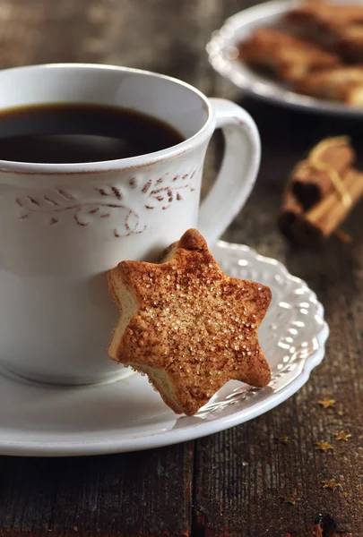 Чашка кави та різдвяного цукрового печива — стокове фото
