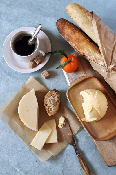 朝食: バゲット、チーズ、バター — ストック写真