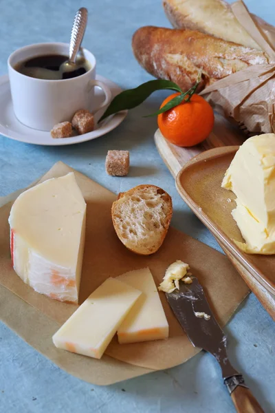 Pollo de café, baguette, queso solig y mantequilla — Foto de Stock