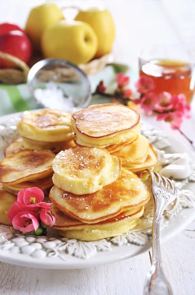 Весенний сладкий завтрак: яблочные пушистые оладьи — стоковое фото