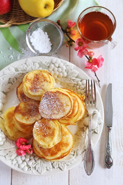 Petit déjeuner sucré de printemps : beignets moelleux aux pommes — Photo