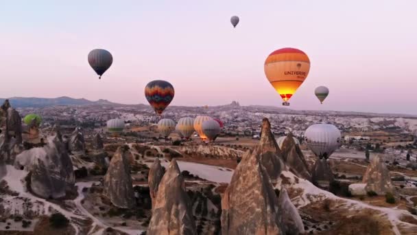 Μπαλόνια θερμού αέρα πετούν πάνω από το ορεινό τοπίο της Καππαδοκίας, Τουρκία. — Αρχείο Βίντεο