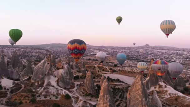 Palloni aerostatici che sorvolano il paesaggio montano della Cappadocia, Turchia. — Video Stock