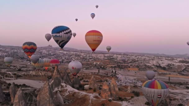 Baloane cu aer cald care zboară deasupra peisajului montan din Cappadocia, Turcia . — Videoclip de stoc