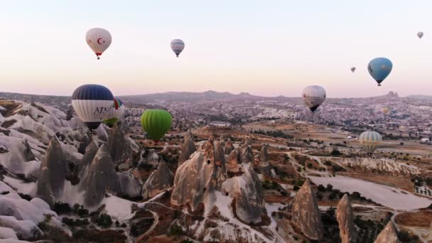 Balony na ogrzane powietrze przelatujące nad górskim krajobrazem Kapadocji, Turcja. — Wideo stockowe