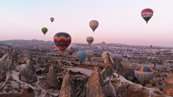 Globos de aire caliente volando sobre el paisaje montañoso de Capadocia, Turquía. — Vídeos de Stock