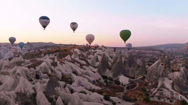 Balony na ogrzane powietrze przelatujące nad górskim krajobrazem Kapadocji, Turcja. — Wideo stockowe