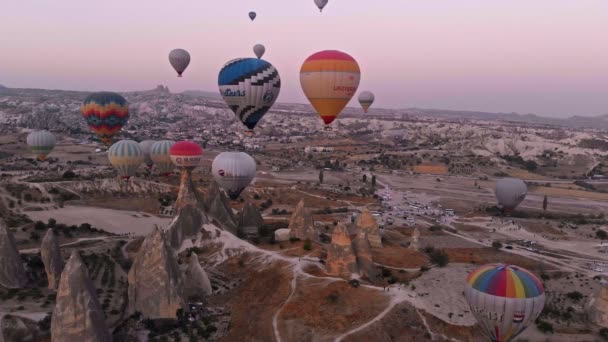 热气球飞越土耳其卡帕多西亚山区的风景. — 图库视频影像